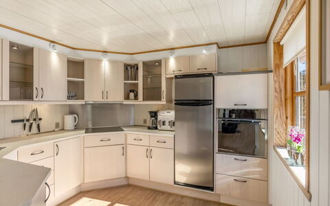 Elza - 700M from the Sea: Pavimentazione, Interior Design, Legna, Controsoffitto, Soffitto, Cabinetry, Cucina, Pavimento, Elettrodomestico Da Cucina, Illuminazione