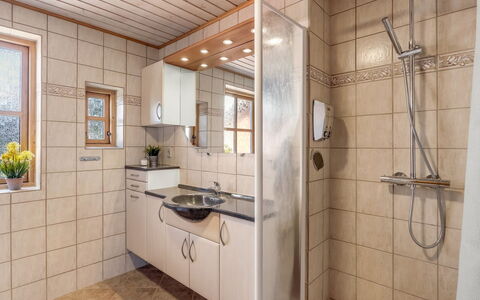 Elza - 700M from the Sea: Idraulico Fixture, Pavimentazione, Interior Design, Lavello, Rubinetto, Pavimento, Bagno, Lavandino Del Bagno, Idraulico, Soffitto