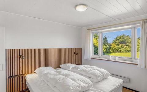 Elza - 700M from the Sea: Parete, Legna, Interior Design, Soffitto, Camera Da Letto, Pavimentazione, Letto, Pavimento, Bedding, Telaio Del Letto