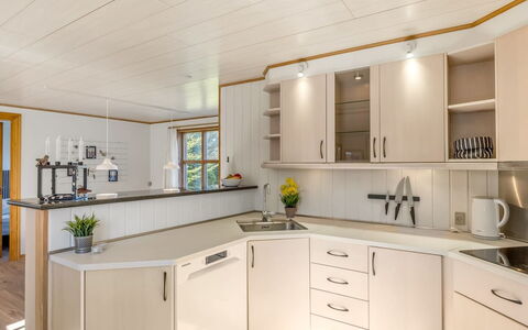 Elza - 700M from the Sea: Interior Design, Legna, Pavimentazione, Controsoffitto, Soffitto, Cucina, Mobilia, Cabinetry, Illuminazione, Lampada