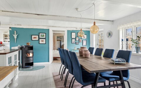 Jule - 1.5Km from the Sea: Mobilia, Interior Design, Legna, Pavimentazione, Tavolo, Sedia, Cucina & Sala Da Pranzo Tavolo, Sala Da Pranzo, Pavimento, Pavimento In Legno