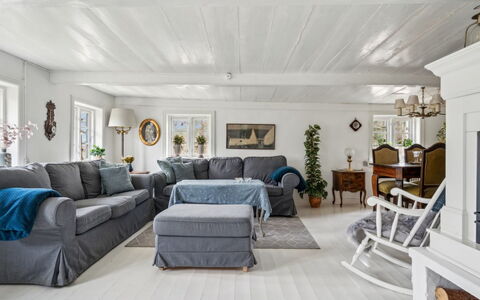 Jule - 1.5Km from the Sea: Mobilia, Divano, Interior Design, Legna, Soggiorno, Soffitto, Pavimentazione, Pavimento, Casa, Camera