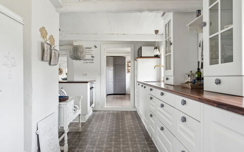 Jule - 1.5Km from the Sea: Pavimentazione, Cabinetry, Interior Design, Legna, Cucina, Pavimento, Controsoffitto, Cassetto, Soffitto, Casa