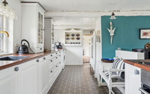 Jule - 1.5Km from the Sea: Cabinetry, Cucina, Pavimentazione, Interior Design, Controsoffitto, Mobilia, Casa, Credenza, Pavimento, Cassetto
