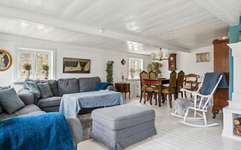 Jule - 1.5Km from the Sea: Mobilia, Divano, Legna, Interior Design, Soffitto, Soggiorno, Casa, Pavimentazione, Pavimento, Camera