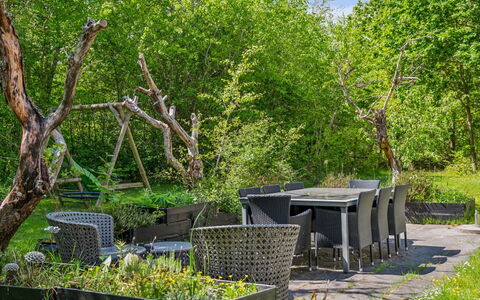 Jule - 1.5Km from the Sea: Vegetazione, Arbusto, Mobili Da Esterno, Mobilia, Giardino, Comunita 'Impianto, Tavolo Esterno, Groundcover, Primavera, Luce Del Sole
