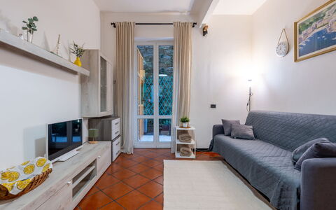 Elina: Arbusto, Zona Residenziale, Urban Design, Giardino, Appartamento, Hedge, Groundcover, Hacienda, Balcone, Estate