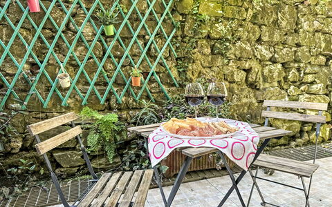 Elina: Arbusto, Zona Residenziale, Urban Design, Giardino, Appartamento, Hedge, Groundcover, Hacienda, Balcone, Estate