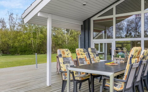 Aswaldi - 1.5Km from the Sea: Legna, Giardino, Backyard, Lotto, Casa, Tetto, Shade, Deck, Latifoglie, Cortile