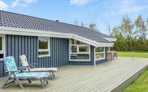 Aswaldi - 1.5Km from the Sea: Legna, Giardino, Backyard, Lotto, Casa, Tetto, Shade, Deck, Latifoglie, Cortile