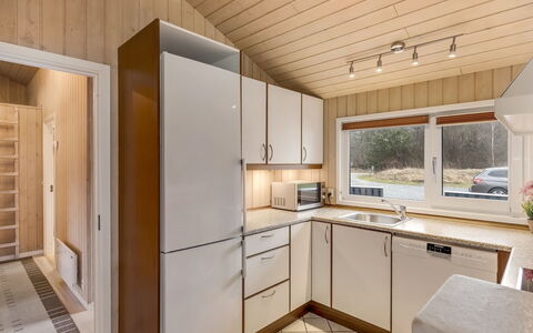 Aswaldi - 1.5Km from the Sea: Cucina, Legna, Interior Design, Soffitto, Controsoffitto, Pavimentazione, Pavimento, Cabinetry, Camera, Apparecchio Major