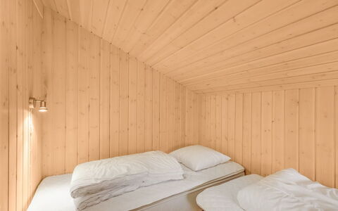 Aswaldi - 1.5Km from the Sea: Legna, Pavimento, Soffitto, Pavimentazione, Interior Design, Camera, Camera Da Letto, Letto, Color Legno, Latifoglie