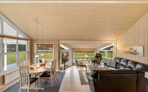 Aswaldi - 1.5Km from the Sea: Legna, Soffitto, Interior Design, Pavimentazione, Pavimento, Pavimento In Legno, Divano, Soggiorno, Mobilia, Camera
