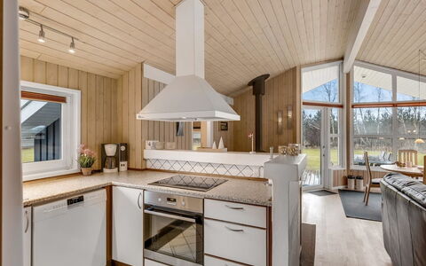 Aswaldi - 1.5Km from the Sea: Cucina, Interior Design, Pavimentazione, Legna, Controsoffitto, Soffitto, Mobilia, Lampada, Pavimento, Cabinetry