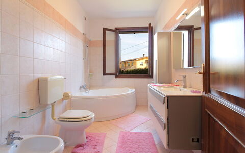 Villa Camerini, Nature, Bikes and Beaches: Bagno, Idraulico Fixture, Pavimentazione, Interior Design, Pavimento, Lavandino Del Bagno, Lavello, Rubinetto, Gabinetto, Idraulico