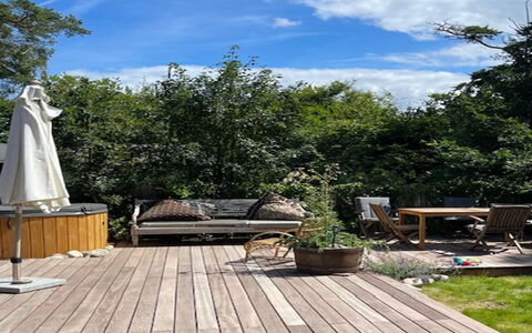Hoat - 250M from the Sea: Legna, Pavimento In Legno, Latifoglie, Deck, Vaso Di Fiori, Mobili Da Esterno, Mobilia, Color Legno, Plank, Giardino