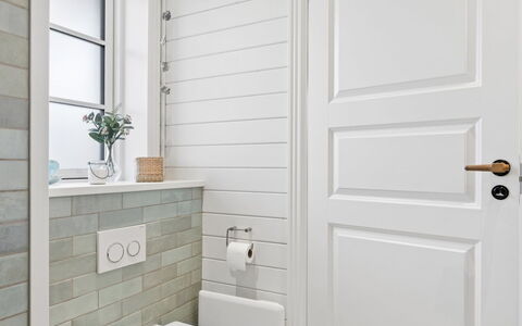 Hoat - 250M from the Sea: Parete, Pavimentazione, Legna, Pavimento, Interior Design, Casa, Bagno, Porta, Idraulico Fixture, Camera