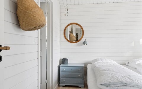 Hoat - 250M from the Sea: Legna, Camera Da Letto, Interior Design, Illuminazione, Pavimentazione, Pavimento, Soffitto, Mobilia, Biancheria, Letto
