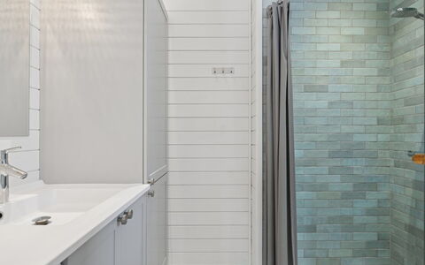 Hoat - 250M from the Sea: Pavimentazione, Parete, Interior Design, Pavimento, Bagno, Idraulico Fixture, Piastrella, Soffitto, Mobiletto Del Bagno, Idraulico