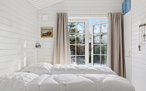 Hoat - 250M from the Sea: Camera Da Letto, Legna, Biancheria, Lenzuolo, Bedding, Tessile, Letto, Interior Design, Mobilia, Pavimento