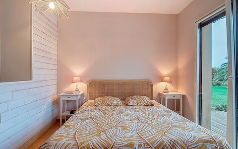 Le Duc: Letto, Mobilia, Interior Design, Camera Da Letto, Parete, Bedding, Lenzuolo, Pavimento, Legna, Soffitto