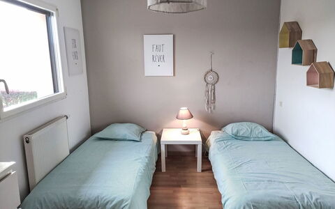 Le Duc: Letto, Mobilia, Camera Da Letto, Interior Design, Lenzuolo, Bedding, Pavimento, Legna, Pavimentazione, Camera