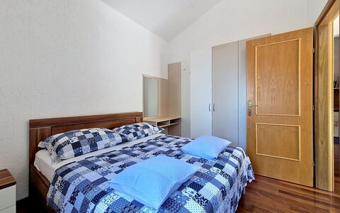Blue: Letto, Interior Design, Camera Da Letto, Pavimento, Pavimentazione, Legna, Mobilia, Soffitto, Camera, Lenzuolo