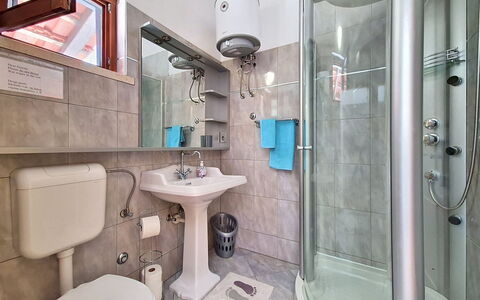 Blue: Idraulico Fixture, Interior Design, Lavello, Lavandino Del Bagno, Pavimentazione, Pavimento, Bagno, Camera, Idraulico, Rubinetto