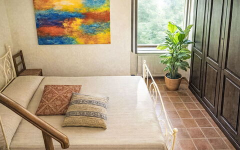 Cotoneaster: Mobilia, Letto, Interior Design, Parete, Camera Da Letto, Pavimento, Pavimentazione, Legna, Bedding, Lenzuolo
