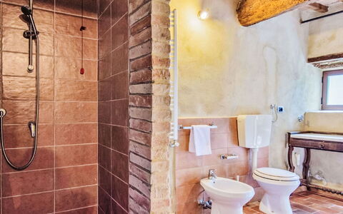 La Collina degli Ulivi: Parete, Pavimentazione, Idraulico Fixture, Pavimento, Architettura, Bagno, Porta, Idraulico, Materiale Composito, Piastrella