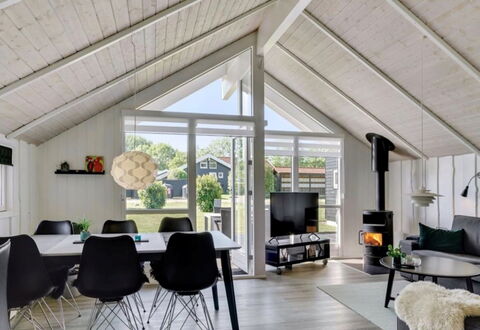 Ognen - 300M from the Sea: Legna, Soffitto, Interior Design, Casa, Pavimentazione, Mobilia, Soggiorno, Pavimento In Legno, Sedia, Cucina & Sala Da Pranzo Tavolo