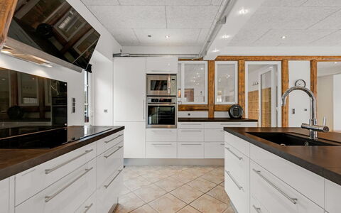 Blaguna - 9Km to the Fjord: Cucina, Pavimentazione, Controsoffitto, Interior Design, Legna, Soffitto, Elettrodomestico Da Cucina, Lampada, Pavimento, Cabinetry