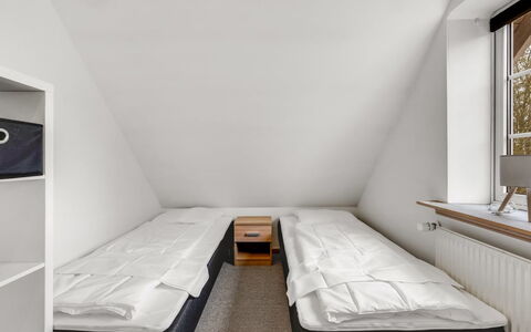 Blaguna - 9Km to the Fjord: Camera Da Letto, Legna, Letto, Pavimento, Pavimentazione, Interior Design, Bedding, Lenzuolo, Soffitto, Telaio Del Letto