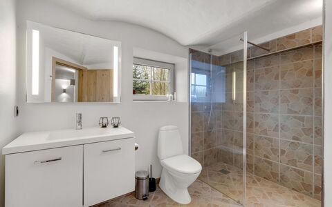 Blaguna - 9Km to the Fjord: Bagno, Pavimentazione, Idraulico Fixture, Interior Design, Pavimento, Lavandino Del Bagno, Lavello, Mobiletto Del Bagno, Soffitto, Rubinetto