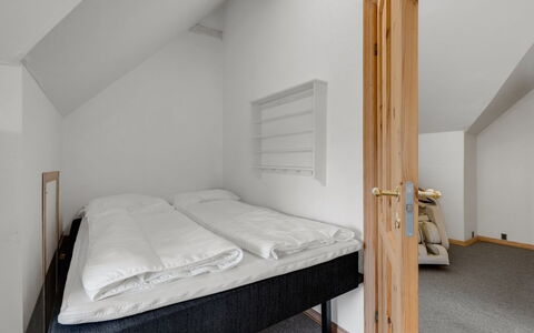 Blaguna - 9Km to the Fjord: Legna, Interior Design, Camera Da Letto, Pavimento, Soffitto, Pavimentazione, Letto, Bedding, Camera, Lenzuolo