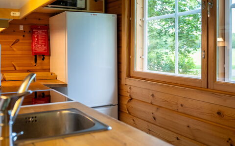 Aurinko Vanaja: Legna, Pavimentazione, Interior Design, Pavimento, Lavello, Color Legno, Cucina, Camera, Rubinetto, Idraulico Fixture