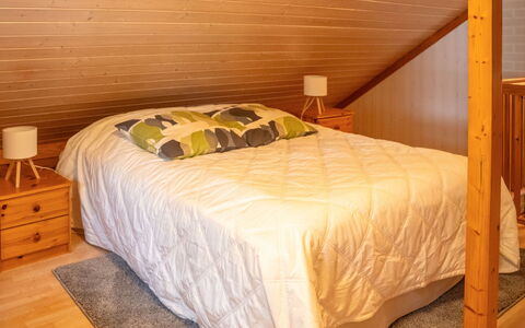 Aurinko Vanaja: Pavimentazione, Pavimento, Interior Design, Legna, Camera Da Letto, Letto, Mobilia, Soffitto, Camera, Pavimento In Legno