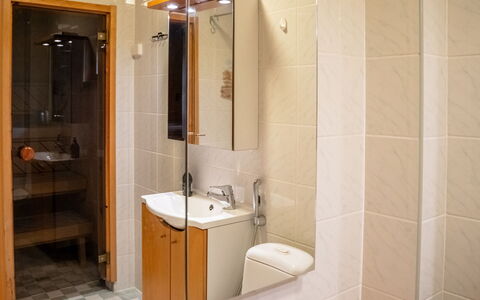 Aurinko Vanaja: Idraulico Fixture, Bagno, Lavandino Del Bagno, Pavimentazione, Parete, Pavimento, Interior Design, Lavello, Legna, Mobiletto Del Bagno