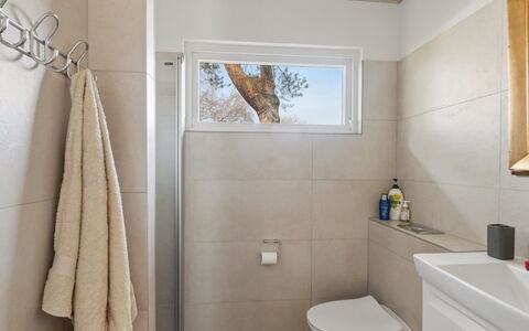 Paale - 395M from the Sea: Pavimentazione, Parete, Pavimento, Idraulico Fixture, Bagno, Interior Design, Rubinetto, Soffitto, Camera, Idraulico