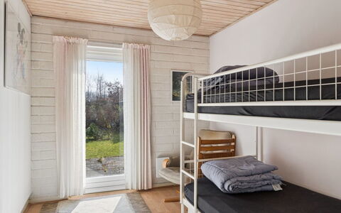 Paale - 395M from the Sea: Legna, Camera Da Letto, Pavimento, Pavimentazione, Letto, Interior Design, Mobilia, Casa, Bedding, Telaio Del Letto