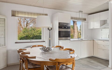 Paale - 395M from the Sea: Mobilia, Legna, Interior Design, Pavimentazione, Pavimento, Sedia, Camera, Soffitto, Soggiorno, Appartamento