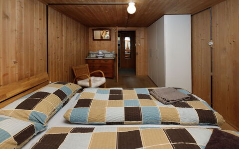 Haus Margrittli: Mobilia, Interior Design, Pavimento, Pavimentazione, Legna, Soffitto, Camera, Camera Da Letto, Letto, Latifoglie