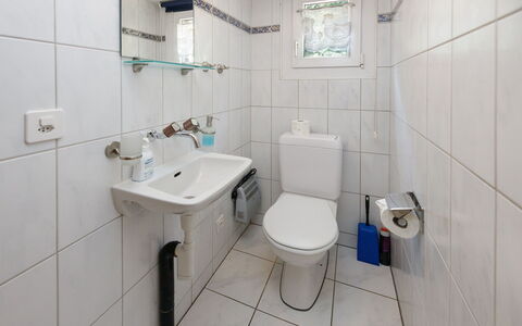 Haus Margrittli: Bagno, Toilet Seat, Lavandino Del Bagno, Idraulico Fixture, Gabinetto, Lavello, Pavimentazione, Rubinetto, Pavimento, Interior Design