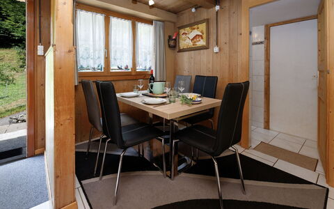 Haus Margrittli: Mobilia, Interior Design, Legna, Pavimentazione, Soffitto, Camera, Pavimento, Illuminazione, Tavolo, Cucina