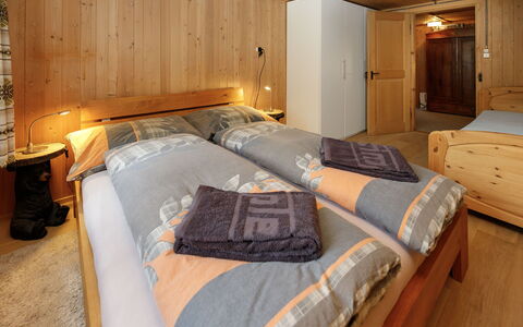 Haus Margrittli: Legna, Interior Design, Mobilia, Soffitto, Pavimentazione, Pavimento, Camera, Camera Da Letto, Letto, Latifoglie