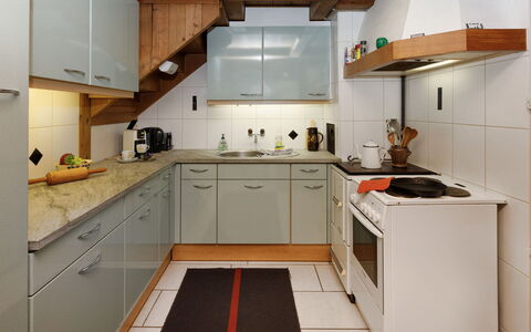 Haus Margrittli: Cucina, Controsoffitto, Elettrodomestico Da Cucina, Pavimentazione, Cabinetry, Legna, Interior Design, Apparecchio Major, Pavimento, Soffitto