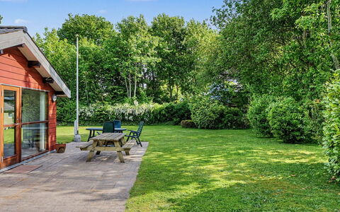 Pascal - 175M from the Sea: Arbusto, Giardino, Villetta, Prato, Cortile, Landscaping, Edifici Giardino, Shade, Parco, Backyard