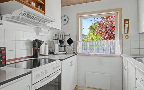Pascal - 175M from the Sea: Cucina, Elettrodomestico Da Cucina, Apparecchio Major, Controsoffitto, Legna, Interior Design, Pavimentazione, Elettrodomestico, Cabinetry, Camera