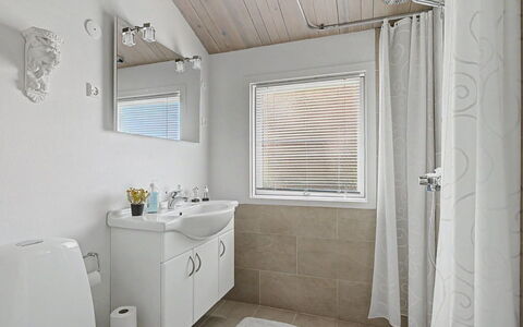 Pascal - 175M from the Sea: Idraulico Fixture, Bagno, Interior Design, Lavello, Pavimentazione, Pavimento, Soffitto, Rubinetto, Lavandino Del Bagno, Mobiletto Del Bagno