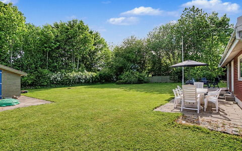 Pascal - 175M from the Sea: Erba, Albero, Giardino, Arbusto, Prato, Lotto, Shade, Groundcover